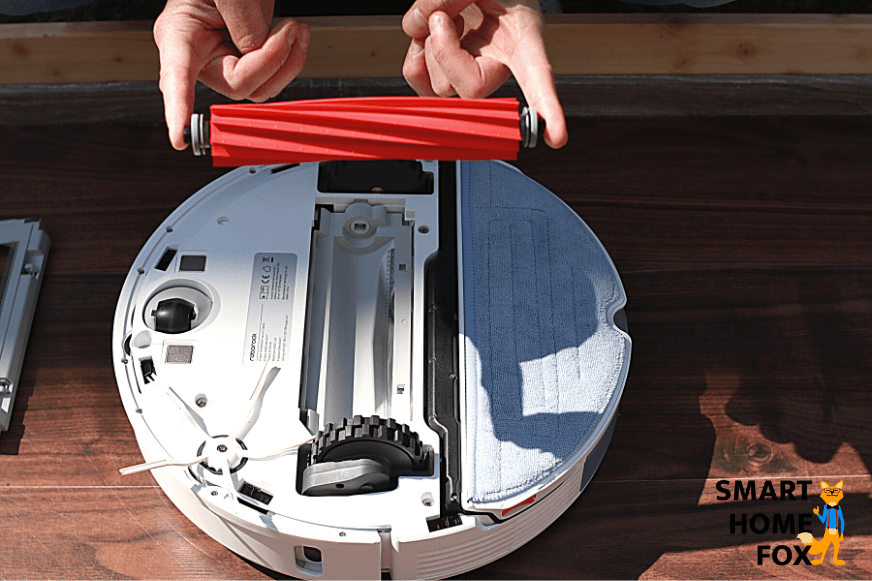 Die Hauptbürste des Roborock S7 wird entnommen